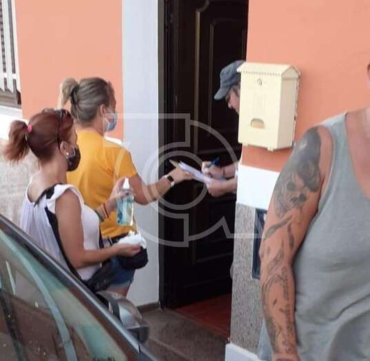 Vecinos firmando el escrito vecinal/TA.